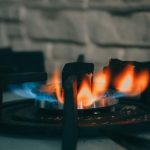 Api Kompor Gas Berwana Oranye Menyala Terang