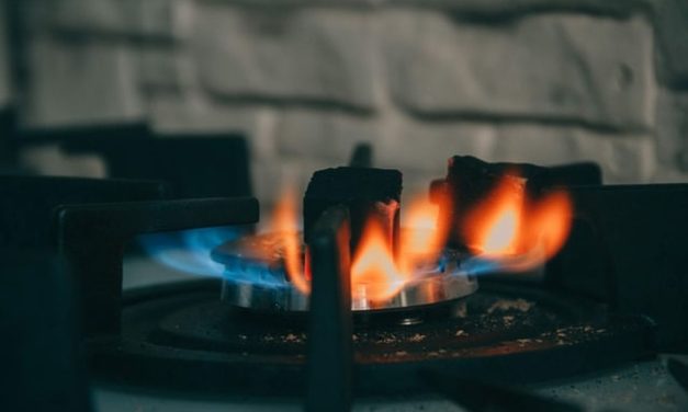 Api Kompor Gas Berwana Oranye Menyala Terang