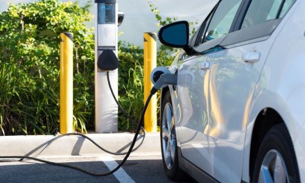 Electric Vehicle Di Dalam Sebuah Mobil Canggih