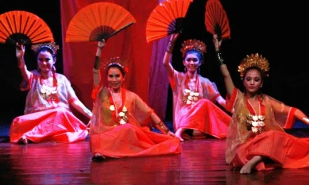 Tari Pakarena Menampilkan Keanggunan Dan Kekuatan Wanita