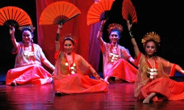 Tari Pakarena Menampilkan Keanggunan Dan Kekuatan Wanita