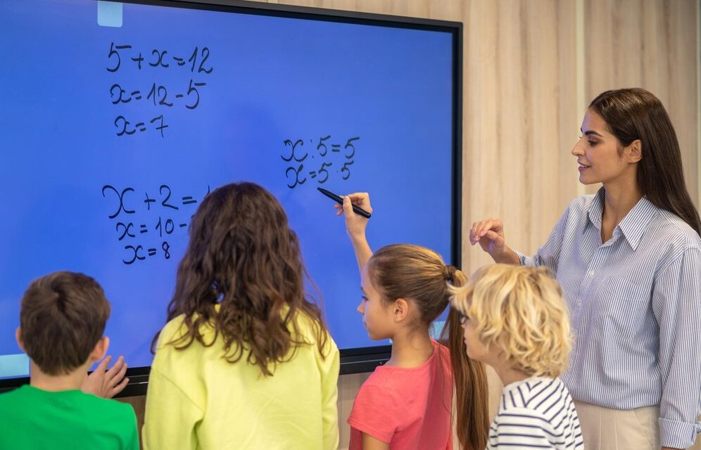 Kemajuan Teknologi Dalam Membuat Papan Tulis Interaktif