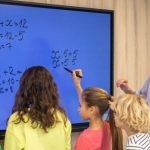 Kemajuan Teknologi Dalam Membuat Papan Tulis Interaktif