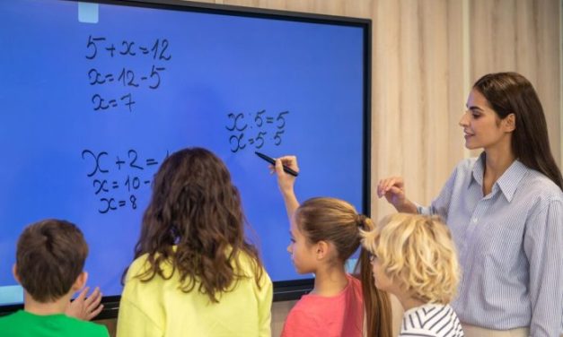 Kemajuan Teknologi Dalam Membuat Papan Tulis Interaktif