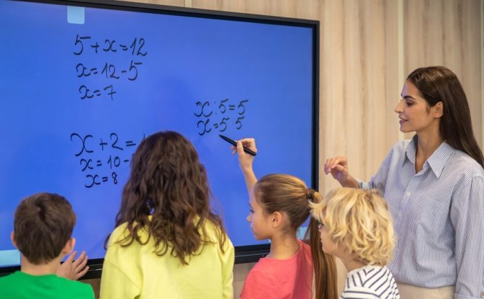 Kemajuan Teknologi Dalam Membuat Papan Tulis Interaktif