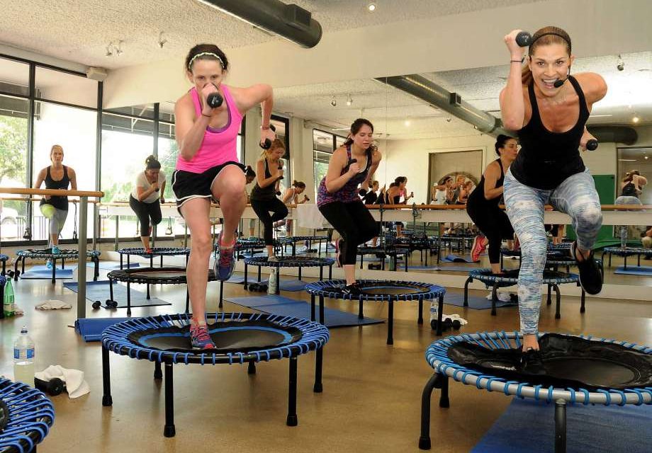 Olahraga Senam Trampolin Menggunakan Alat Bantu Melompat