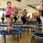 Olahraga Senam Trampolin Menggunakan Alat Bantu Melompat