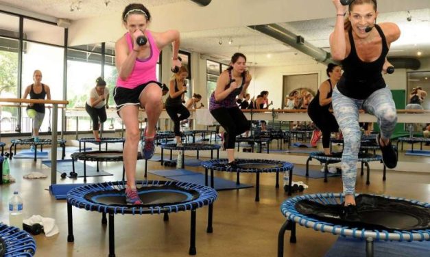 Olahraga Senam Trampolin Menggunakan Alat Bantu Melompat