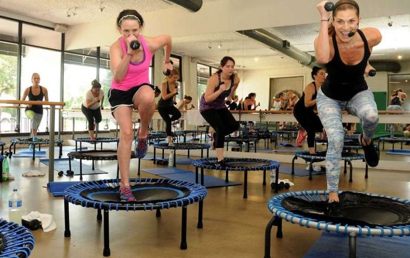 Olahraga Senam Trampolin Menggunakan Alat Bantu Melompat