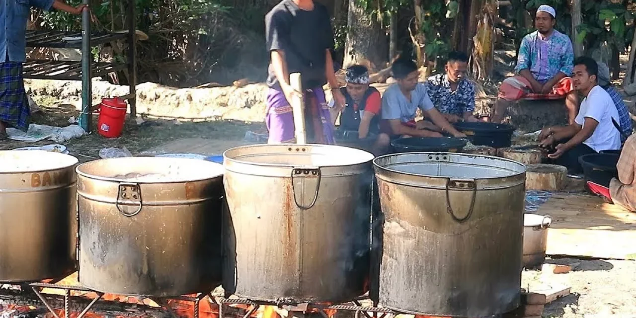 Kegiatan Masyarakat Dalam Gotong Royong Memasak