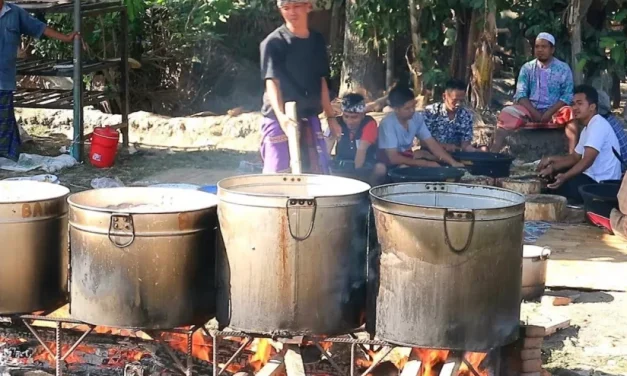 Kegiatan Masyarakat Dalam Gotong Royong Memasak