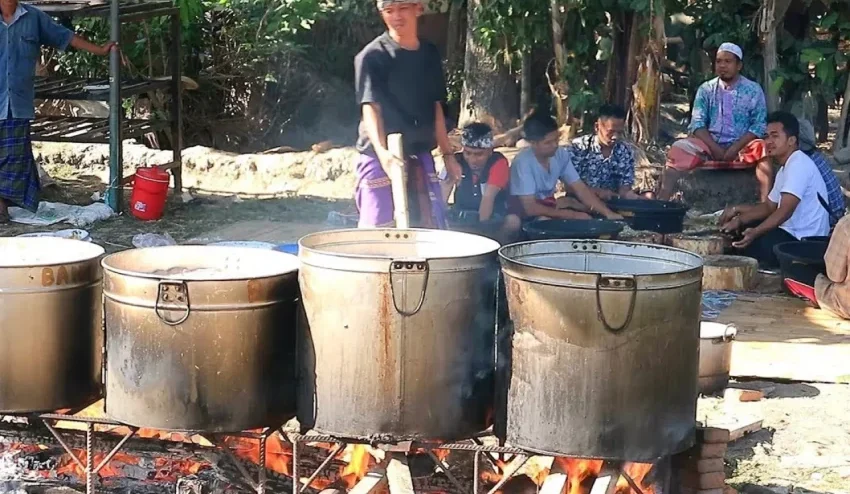 Kegiatan Masyarakat Dalam Gotong Royong Memasak