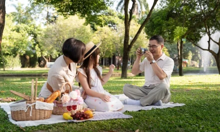 Kegiatan Rekreasi Piknik Di Tempat Nyaman Dengan Makanan