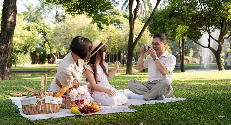 Kegiatan Rekreasi Piknik Di Tempat Nyaman Dengan Makanan
