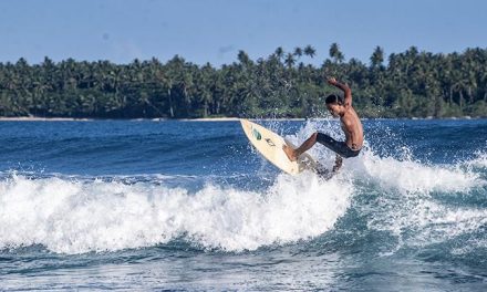 Papan Selancar Dalam Olahraga Air Di Pantai Lepas