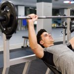 Tempat Berolahraga Menggunakan Peralatan Gym Lengkap