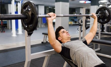 Tempat Berolahraga Menggunakan Peralatan Gym Lengkap
