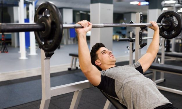 Tempat Berolahraga Menggunakan Peralatan Gym Lengkap