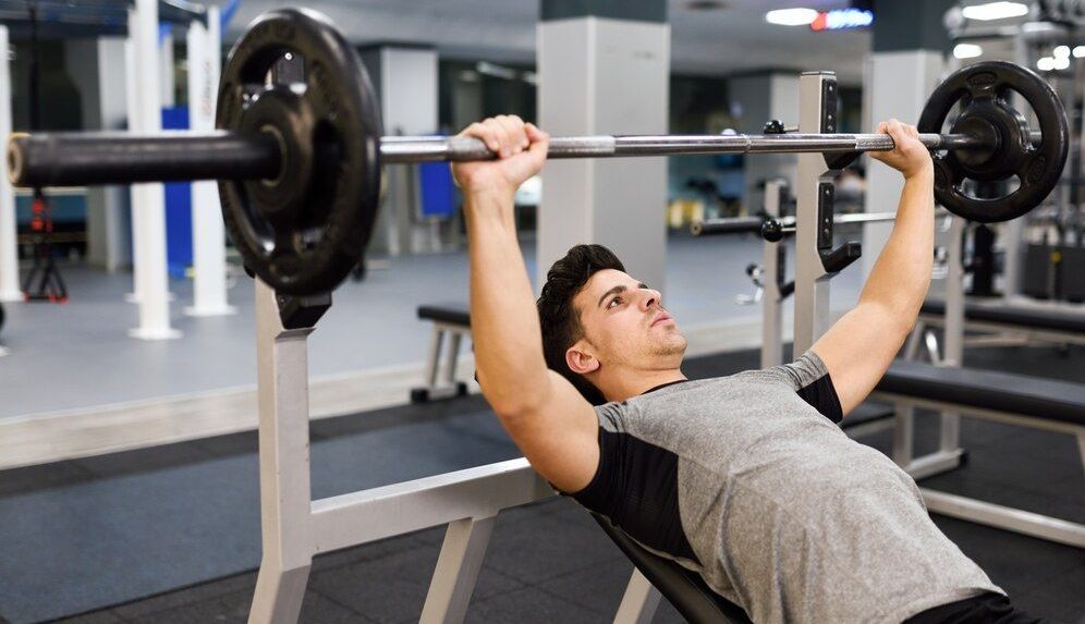Tempat Berolahraga Menggunakan Peralatan Gym Lengkap