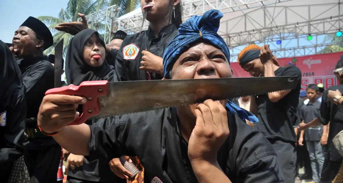 Ilmu Kebal Pada Pertunjukan Debus Di Beberapa Daerah
