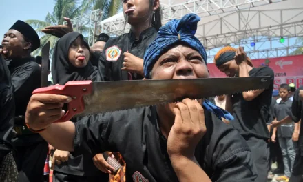 Ilmu Kebal Pada Pertunjukan Debus Di Beberapa Daerah