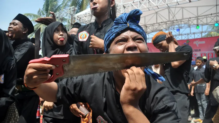 Ilmu Kebal Pada Pertunjukan Debus Di Beberapa Daerah