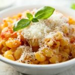 Sejenis Pasta Macaroni Dengan Pengolahan Dan Topping