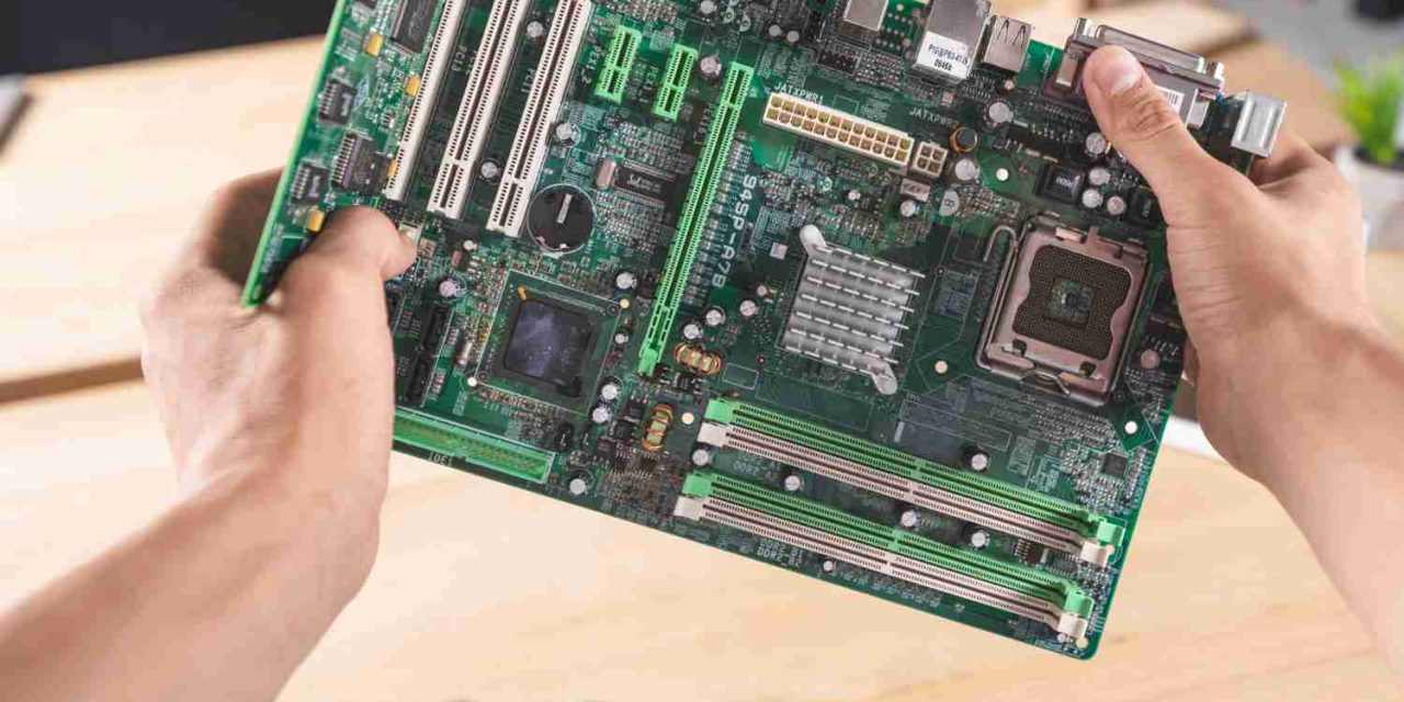 Komponen Perangkat Komputer Yaitu Papan Motherboard