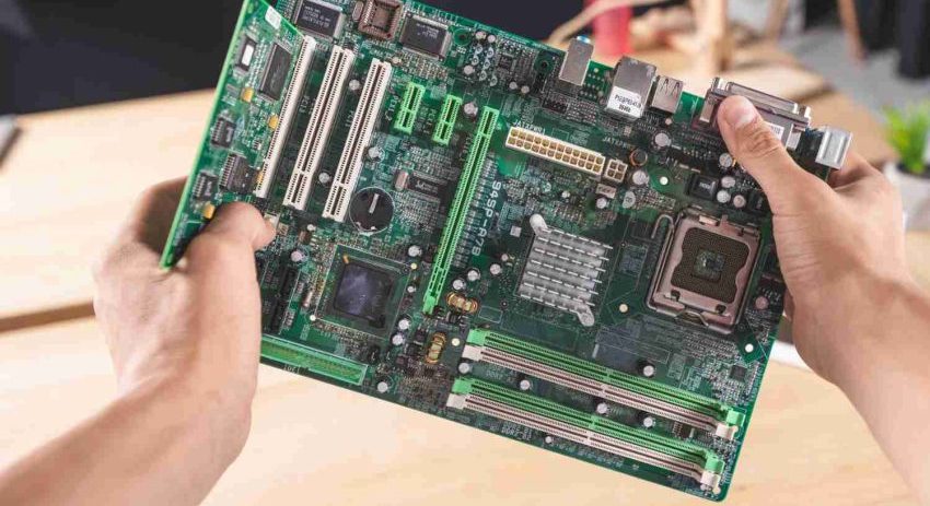Komponen Perangkat Komputer Yaitu Papan Motherboard