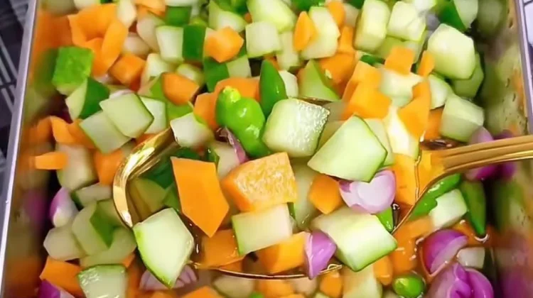 Makanan Campuran Acar Yang Ada Pada Hidangan