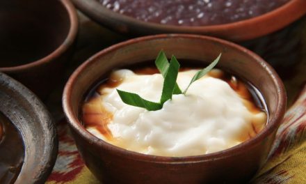 Hidangan Lembut Bubur Dengan Beberapa Bahan Tambahan