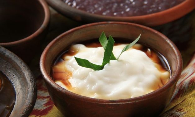 Hidangan Lembut Bubur Dengan Beberapa Bahan Tambahan