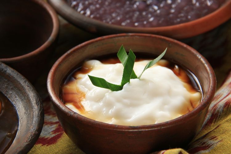 Hidangan Lembut Bubur Dengan Beberapa Bahan Tambahan