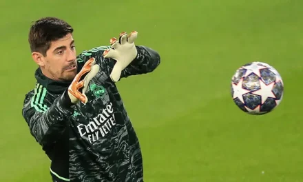 Anggota Sepakbola Memiliki Seorang Kiper Penjaga Gawang