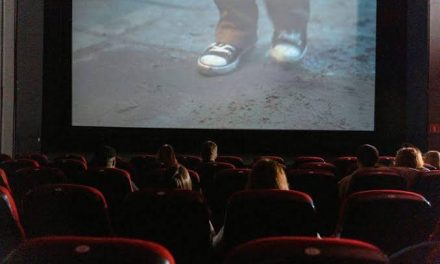 Menonton Film Layar Lebar Modern Bioskop