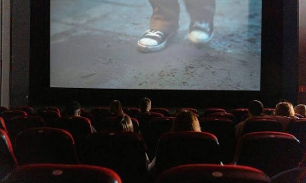 Menonton Film Layar Lebar Modern Bioskop