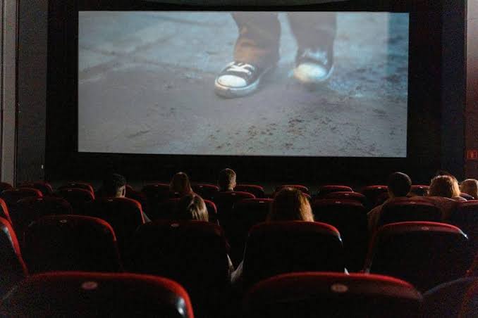Menonton Film Layar Lebar Modern Bioskop