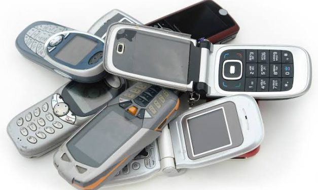 Perangkat Komunikasi Seluler Sebuah Ponsel Jadul