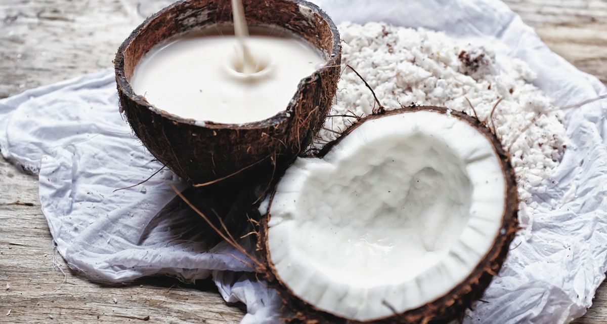 Cairan Alami Santan Dari Buah Kelapa Yang Di Parut