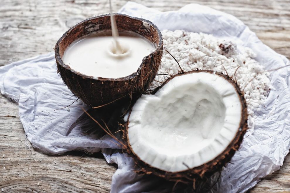 Cairan Alami Santan Dari Buah Kelapa Yang Di Parut