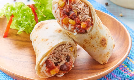 Hidangan Kebab Meksiko Sebuah Burrito Dengan Isiannya