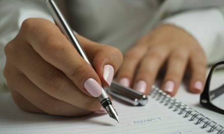 Peralatan Menulis Pulpen Dengan Banyak Fungsi