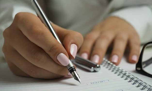 Peralatan Menulis Pulpen Dengan Banyak Fungsi