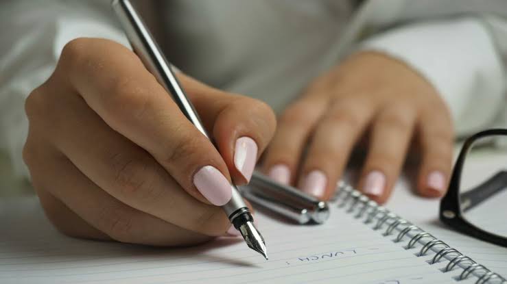 Peralatan Menulis Pulpen Dengan Banyak Fungsi