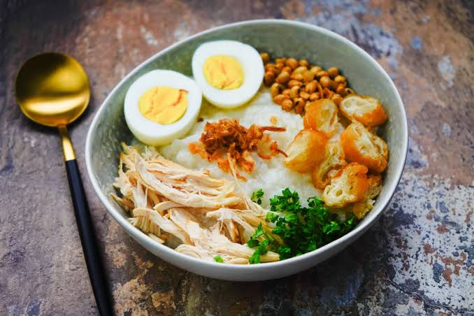 Hidangan Lembek Bubur Dengan Berbagai Topping