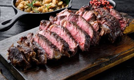 Hidangan Mewah Steak Dengan Daging Sapi Premium
