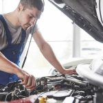 Seseorang Profesi Montir Kendaraan Bermotor