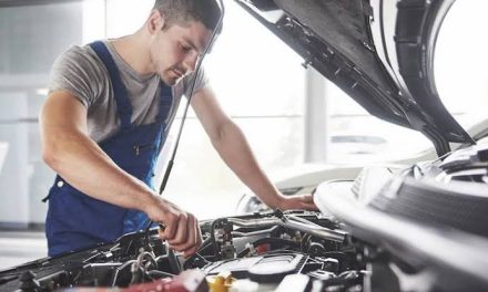 Seseorang Profesi Montir Kendaraan Bermotor