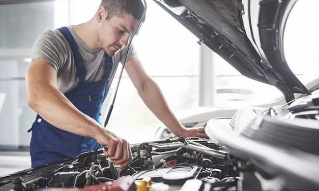 Seseorang Profesi Montir Kendaraan Bermotor