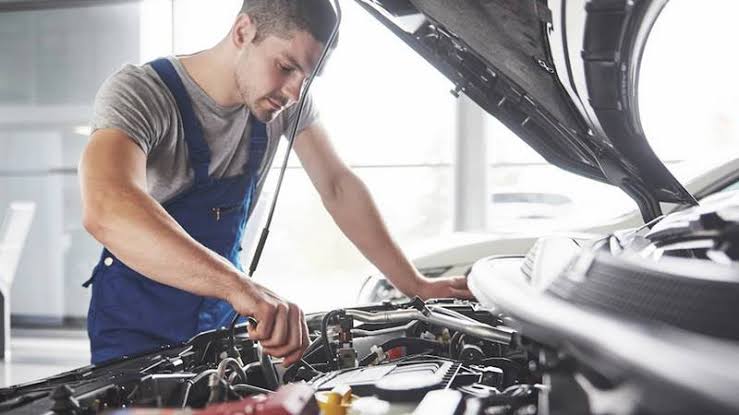 Seseorang Profesi Montir Kendaraan Bermotor